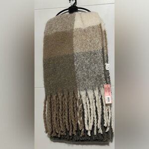 ✨NWT✨ Kelly & Katie Scarf with Fringe